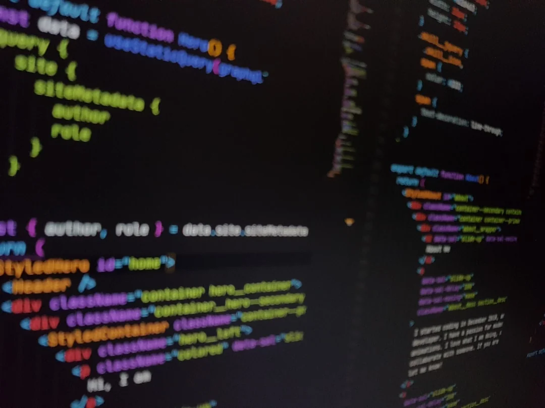 Une tablette affichant un site financier, accompagnée d’un clavier et d’une souris blancs. Idéale pour des visuels stock sur le thème de la technologie.