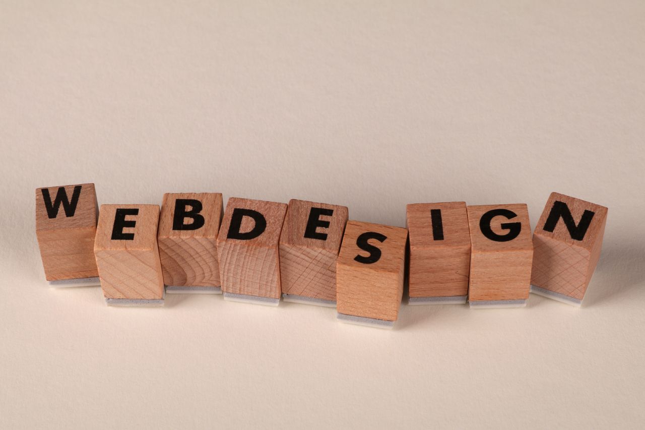 hero-img Des blocs en bois formant les mots web design illustrent de façon créative un concept de design numérique.